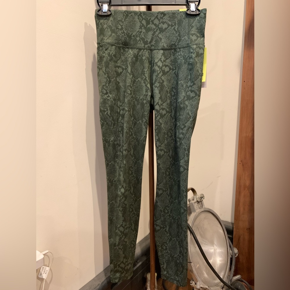 All in motion green snakeskin pattern leggings w pockets size small